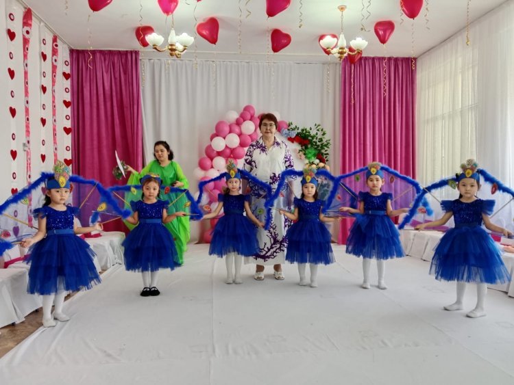 "Ардақты менің -Анашым" аналар мерекесіне арналған ертеңгілік. "Жұллдызша" ересектер тобы